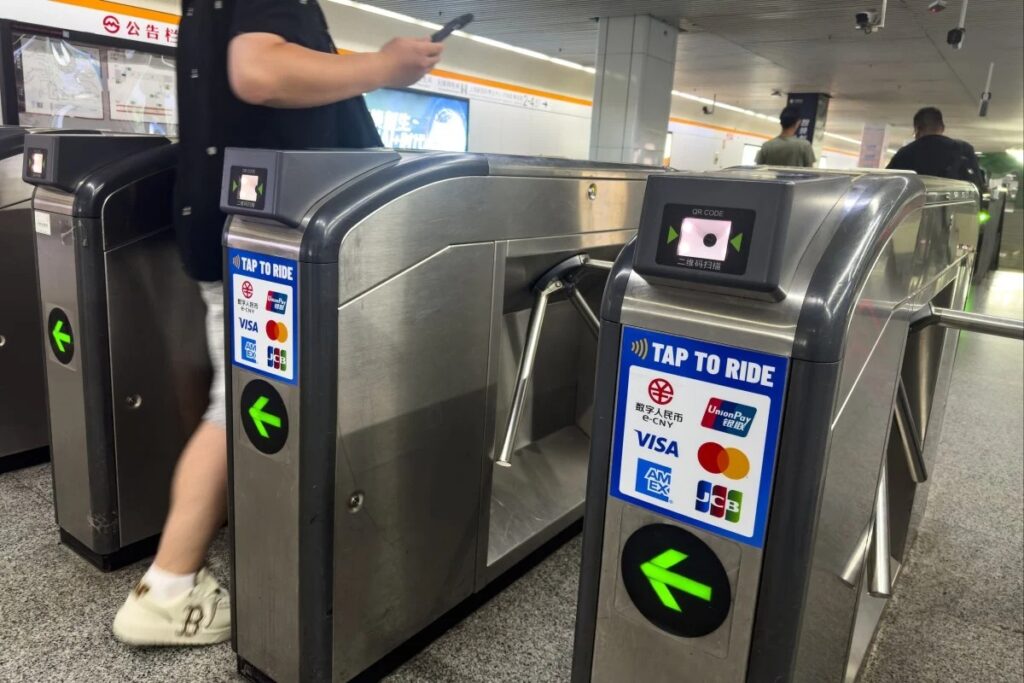 Molinetes de acceso al Metro de Shanghái con sistemas de pago digital