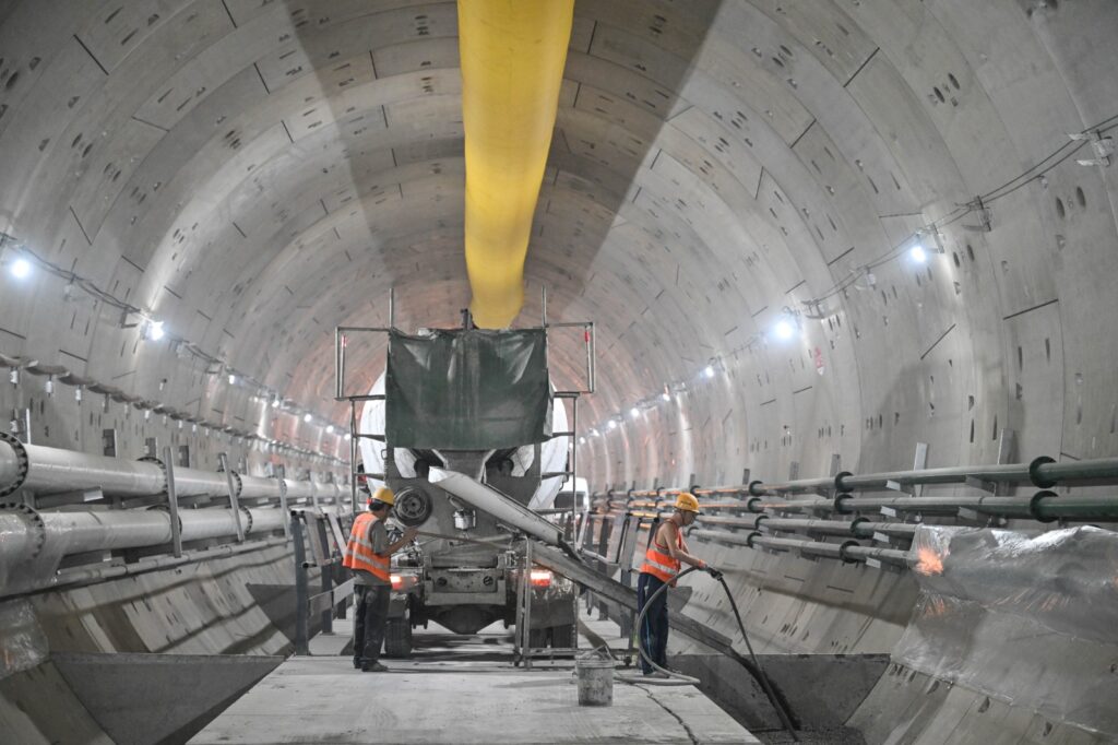 Obras de infraestructura del Metro de Shanghái en un túnel