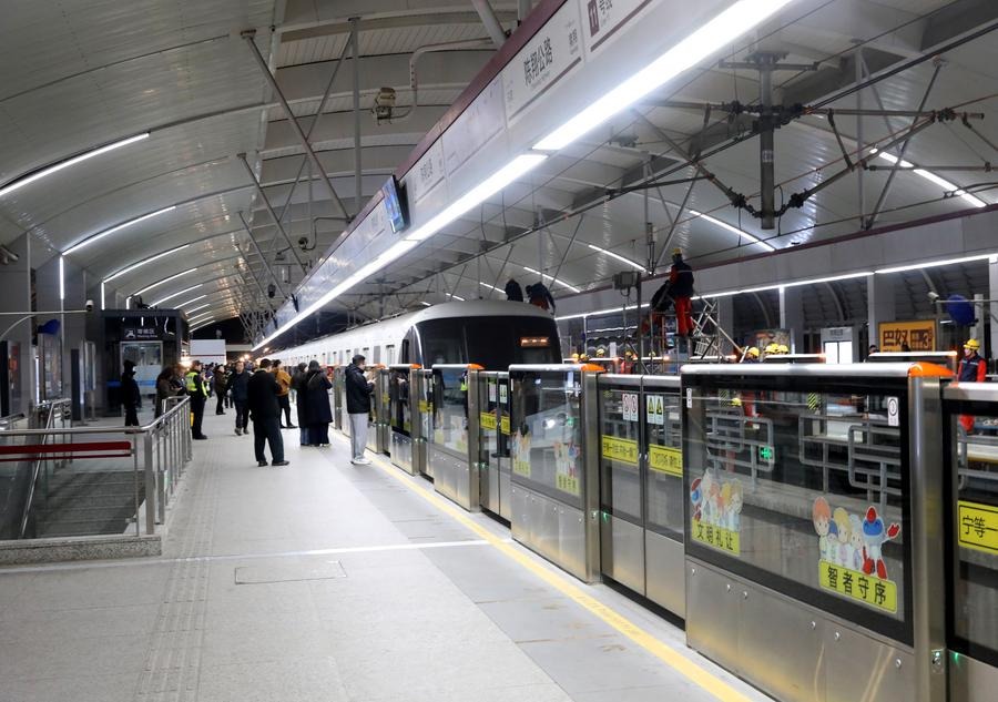 Estación del Metro de Shanghái con un tren y pasajeros