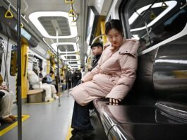 Pasajeros viajan en el metro de Shanghái, cuyo boleto mantiene su tarifa congelada desde 2005
