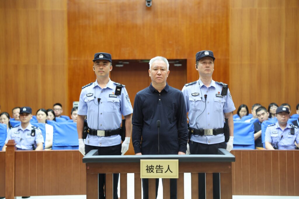 Xu Jiayin durante una audiencia judicial en China acompañado por agentes de seguridad