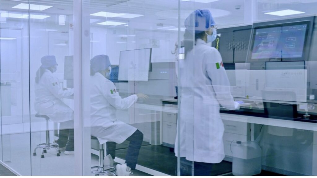 Los técnicos trabajan en el laboratorio de Géntodos.