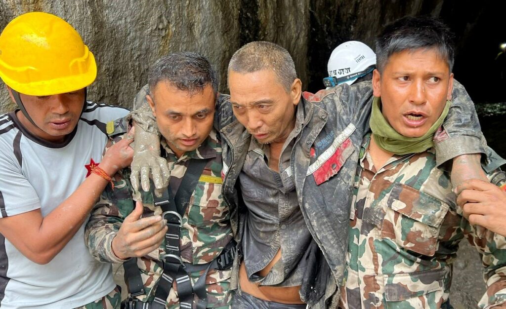 Rescate de un trabajador atrapado en un túnel tras el desastre en Nepal