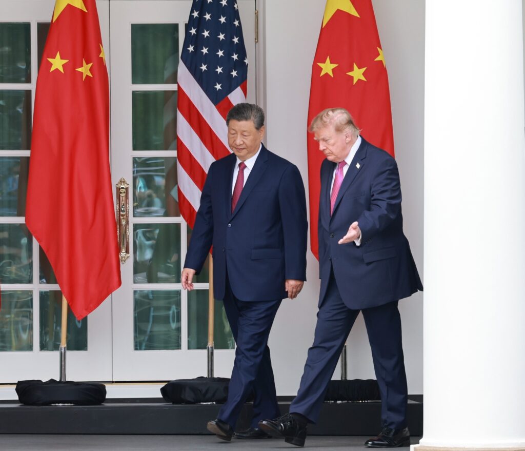 El presidente chino Xi Jinping y el mandatario estadounidense Donald Trump caminando juntos tras la reunión bilateral.
