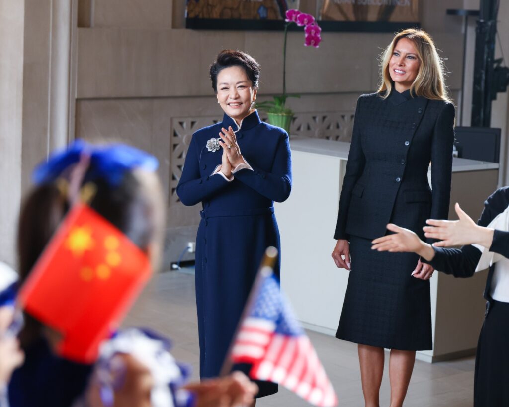 Peng Liyuan y Melania Trump durante su visita conjunta al Museo Nacional de Arte Asiático con niños ondeando banderas.