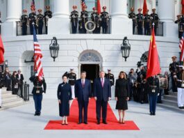 Ceremonia oficial de bienvenida en la Casa Blanca con Xi Jinping, Donald Trump, Peng Liyuan y Melania Trump rodeados de guardia de honor.