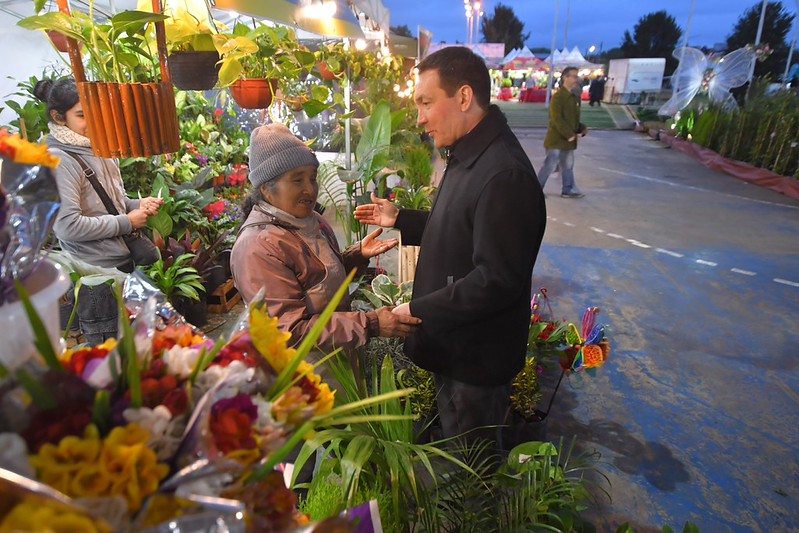 El intendente Andrés Watson durante la recorrida por la Fiesta de la Flor de Florencio Varela.