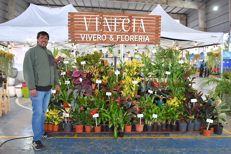 Puesteros locales en la Fiesta de la Flor de Florencio Varela