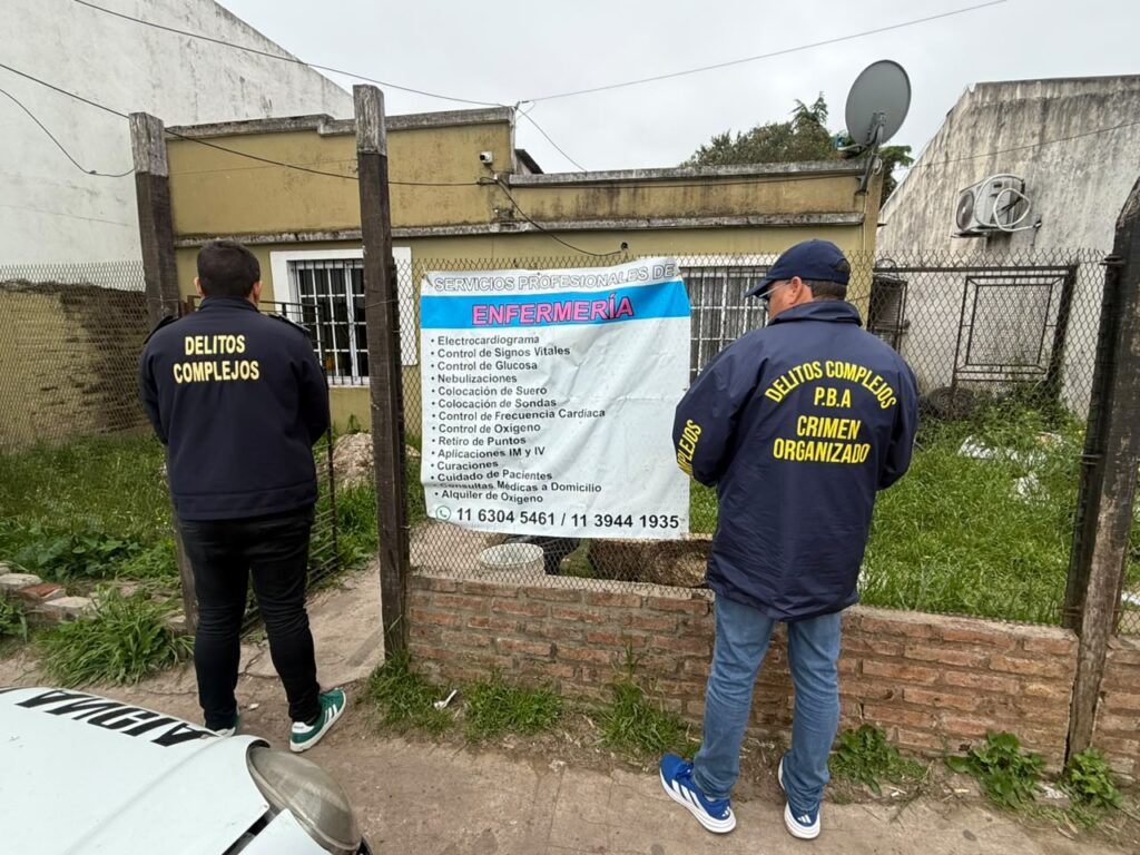 Ambulancias y elementos médicos secuestrados durante los allanamientos por la investigación de una presunta red de falsos médicos.
