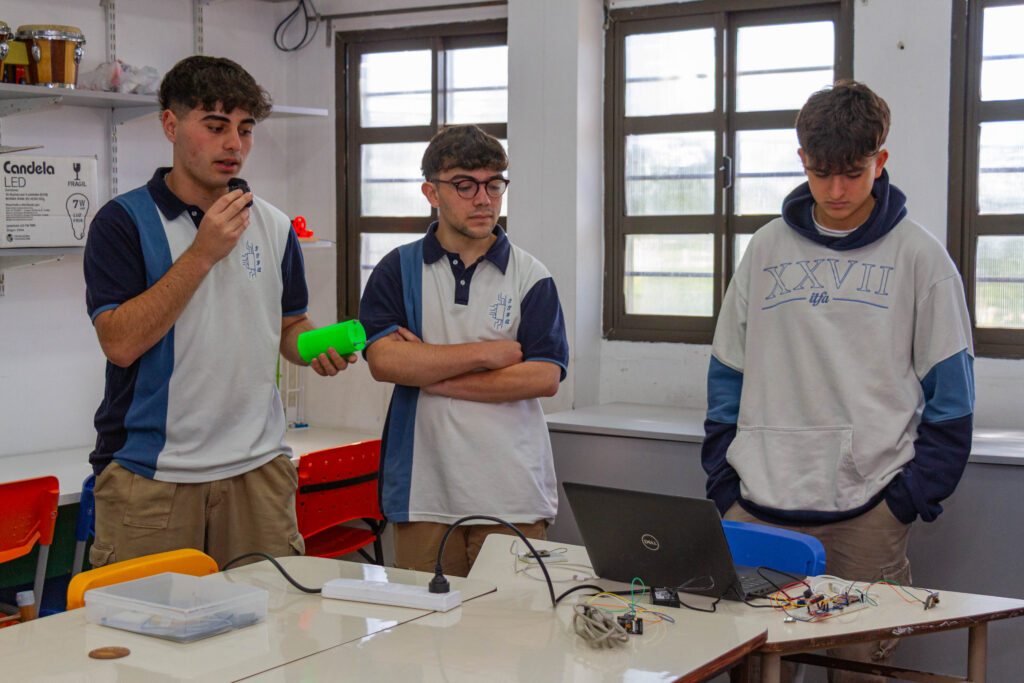 Estudiantes de una escuela técnica de Berazategui trabajan en el armado de un CANSAT, un satélite a escala del tamaño de una lata.