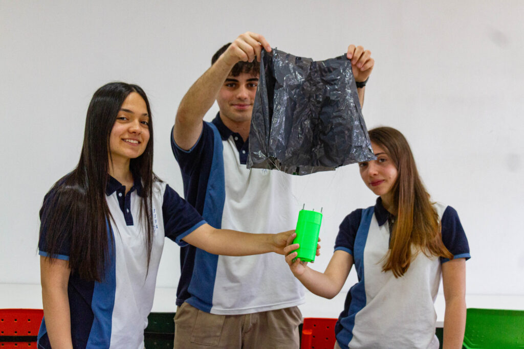 Alumnos de 6to año de Electrónica Digital revisan componentes electrónicos del proyecto Atenea 67 en el aula.
